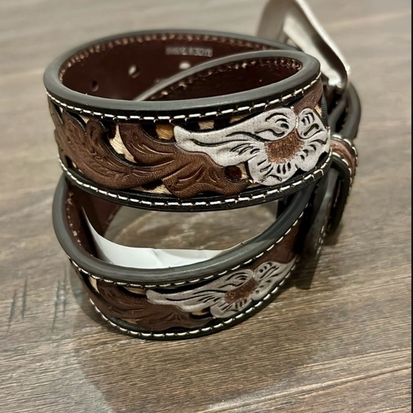 Nocona Genuine Leather Floral tooled, silvertone floral removable buckle - Picture 7 of 7